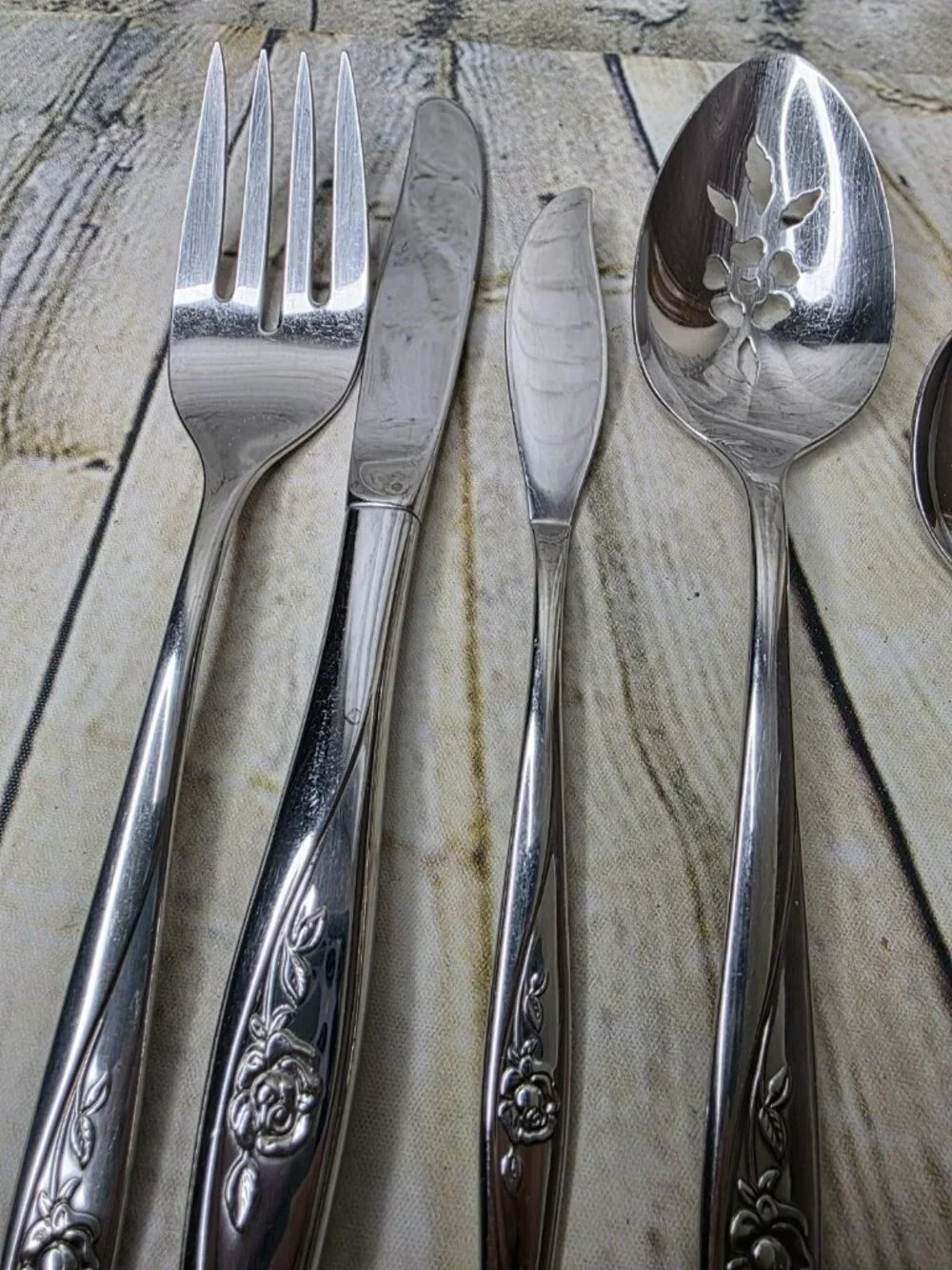 8 Oneida LASTING ROSE  Assorted Spoons Knives Fork Ladle Pieces See Photo
